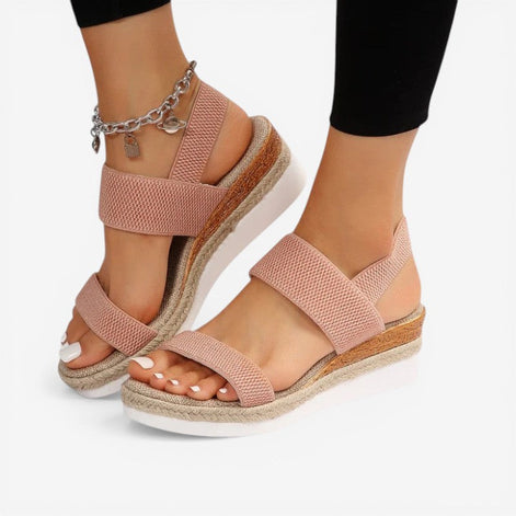 Sandalen mit Riemen und profilierter Sohle