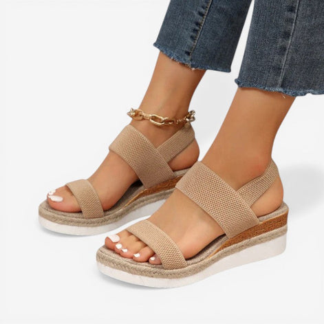 Sandalen mit Riemen und profilierter Sohle