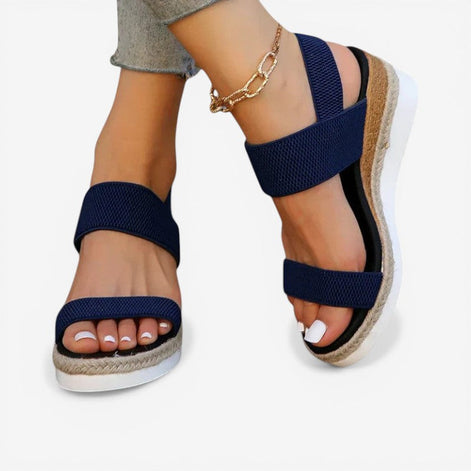 Sandalen mit Riemen und profilierter Sohle