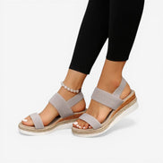 Sandalen mit Riemen und profilierter Sohle