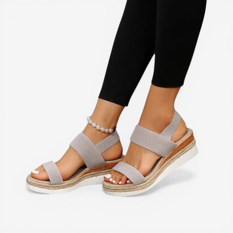 Sandalen mit Riemen und profilierter Sohle