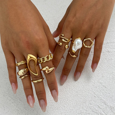 Meralia Ringset – Zwölfteiliger Satz aus Metallringen mit Perlendetails und geometrischen Formen