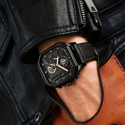 Quarz-Armbanduhr mit quadratischem Gehäuse und Lederarmband