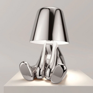GULD – LED-Tischleuchte in gold- oder silberfarbenem Design