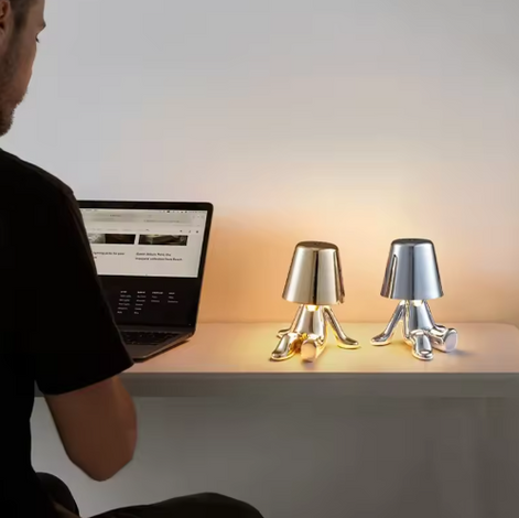 GULD – LED-Tischleuchte in gold- oder silberfarbenem Design