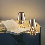 GULD – LED-Tischleuchte in gold- oder silberfarbenem Design