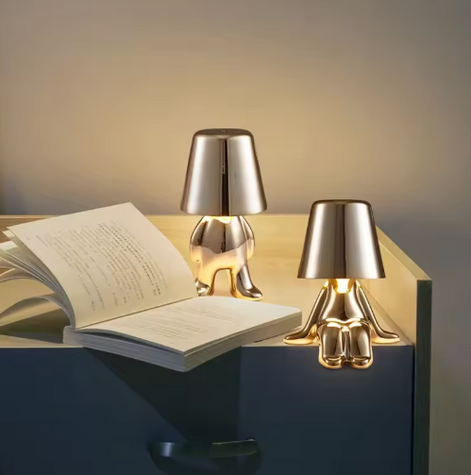 GULD – LED-Tischleuchte in gold- oder silberfarbenem Design