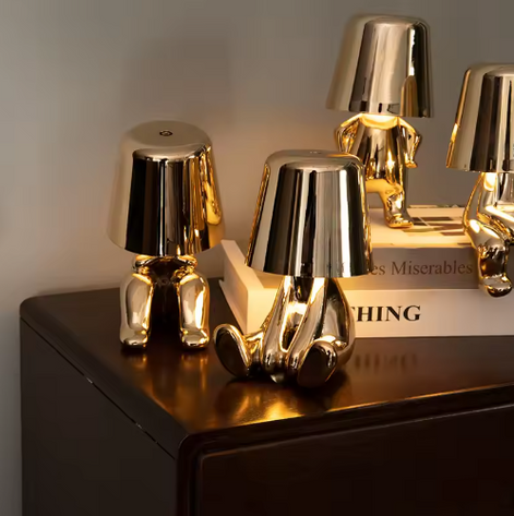 GULD – LED-Tischleuchte in gold- oder silberfarbenem Design