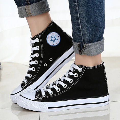 Unisex Canvas Sneakers mit Schnürverschluss und Profilsohle