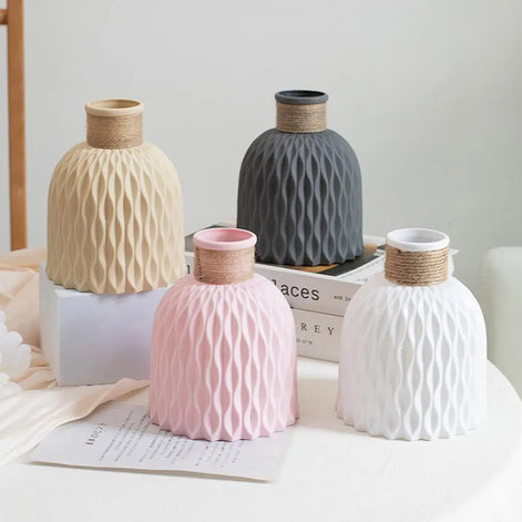 PineaForm Dekovase aus Kunststoff – Kompakte Vase für Blumen und Dekoration