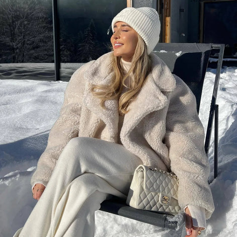 Damen Plüschjacke mit Umlegekragen und Knopfverschluss – Elvara