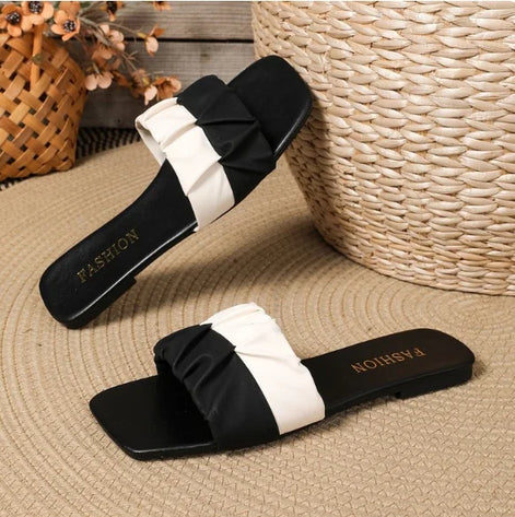 Damen-Sandalen mit Faltenoptik und flacher Sohle – Velmora
