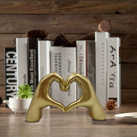 Herzförmige Handskulptur aus Kunstharz