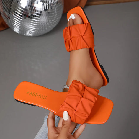 Damen-Sandalen mit Faltenoptik und flacher Sohle – Velmora