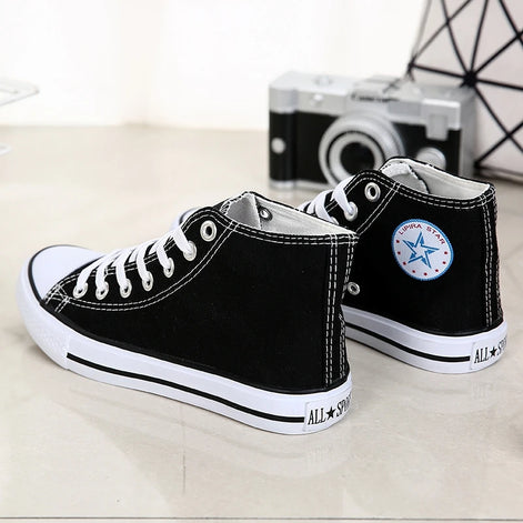 Unisex Canvas Sneakers mit Schnürverschluss und Profilsohle
