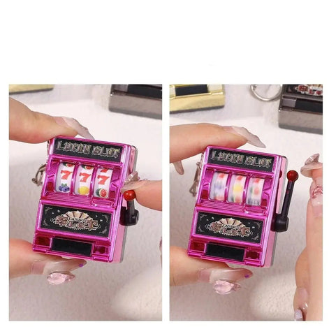 Mini-Spielautomaten-Schlüsselanhänger mit Drehmechanismus