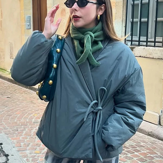 Damen Steppjacke mit V-Ausschnitt, Schnürverschluss und Taschen – Liora