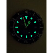 Ferano Wanduhr aus Metall – Modernes Design mit Leuchteffekt