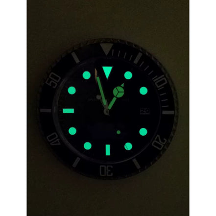 Ferano Wanduhr aus Metall – Modernes Design mit Leuchteffekt