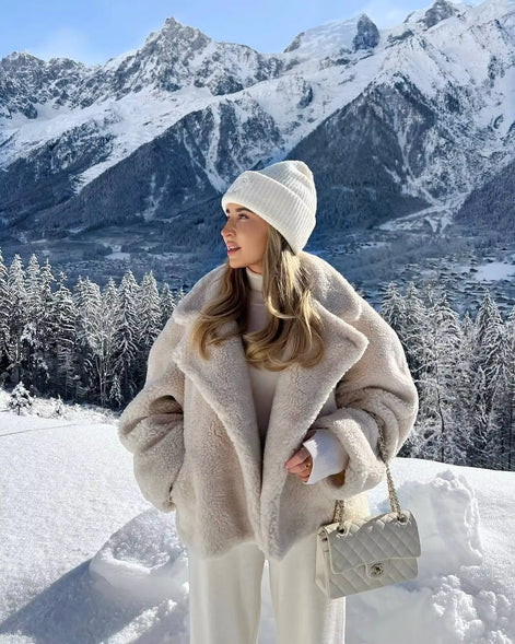 Damen Plüschjacke mit Umlegekragen und Knopfverschluss – Elvara