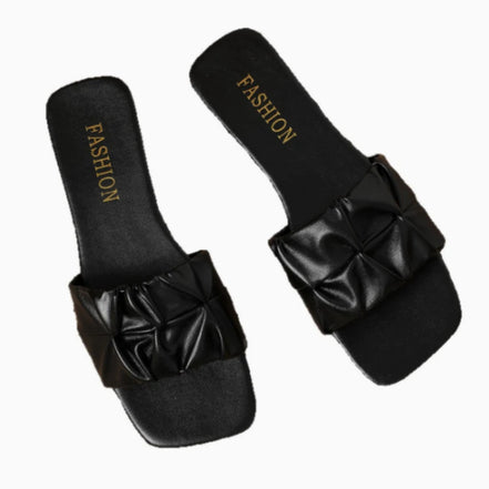 Damen-Sandalen mit Faltenoptik und flacher Sohle – Velmora