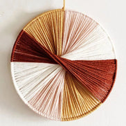 Wandkunst aus Baumwollfäden mit kreisförmigem Design