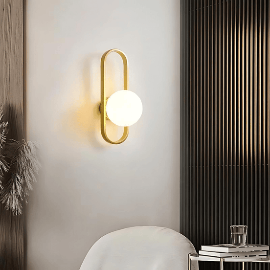 Wandlampe mit Metallgehäuse und Milchglas