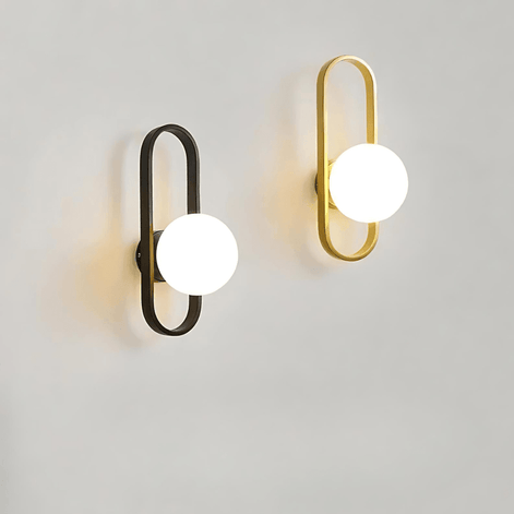 Wandlampe mit Metallgehäuse und Milchglas