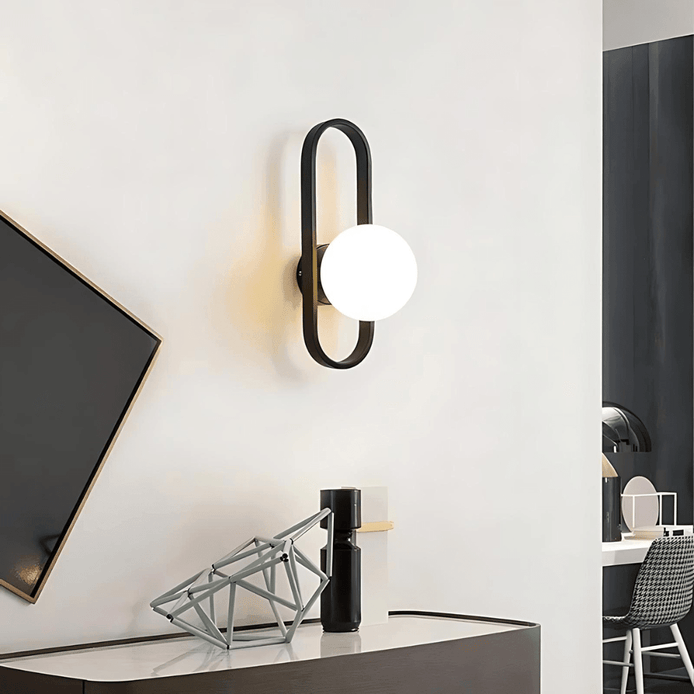 Wandlampe mit Metallgehäuse und Milchglas