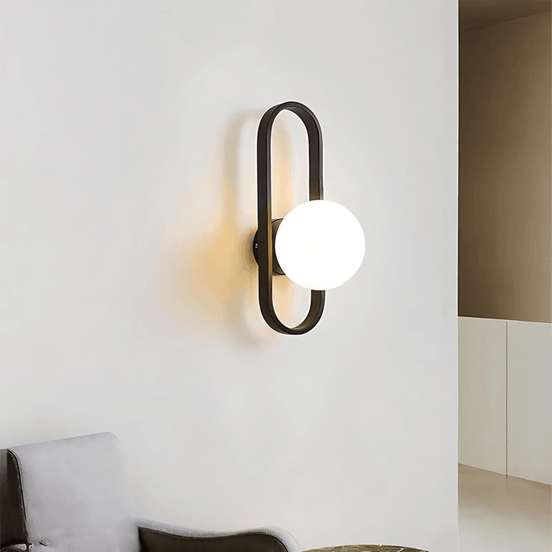 Wandlampe mit Metallgehäuse und Milchglas