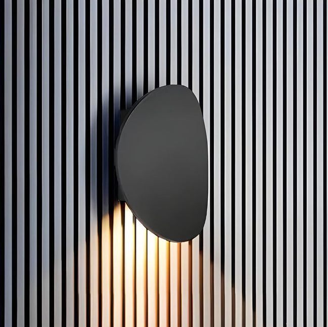 Moderne LED Wandleuchte aus Aluminium in Ovalem Design – Lunavera