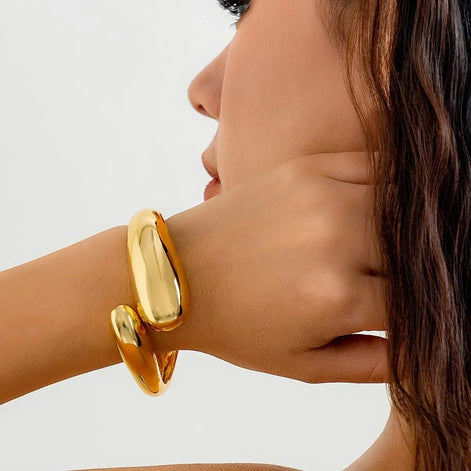 Damen Armreif offen mit Tropfenenden – Sculptavia