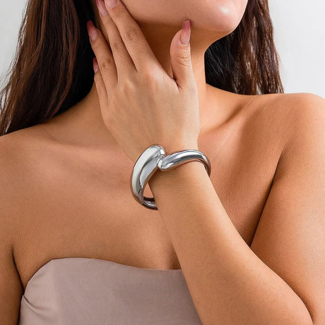 Damen Armreif offen mit Tropfenenden – Sculptavia