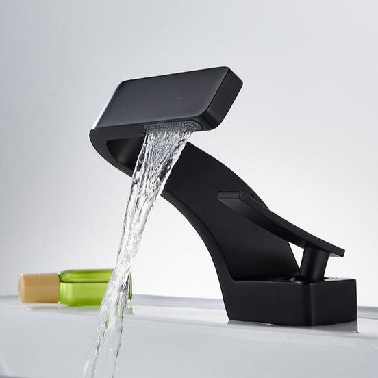 Elegante Armatur mit modernem Schwung für Küche und Bad