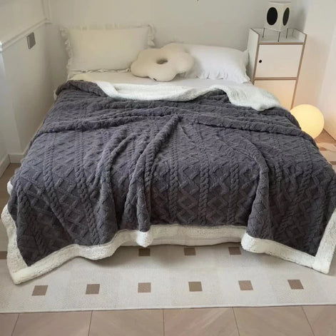 Wendbare Fleecedecke mit Muster in verschiedenen Farben und Größen – Velanora