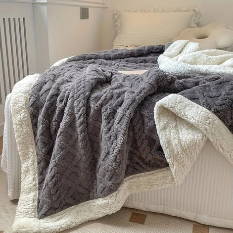 Wendbare Fleecedecke mit Muster in verschiedenen Farben und Größen – Velanora