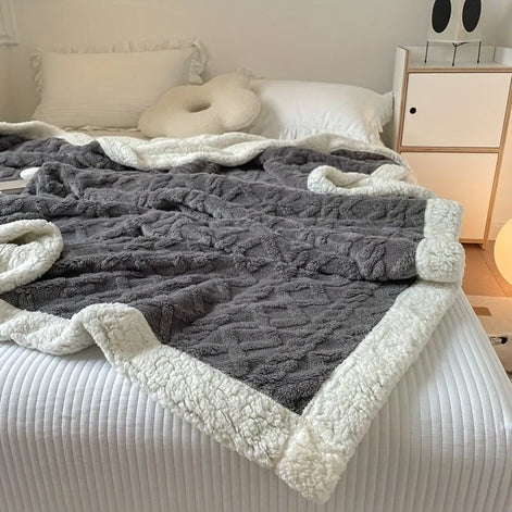 Wendbare Fleecedecke mit Muster in verschiedenen Farben und Größen – Velanora