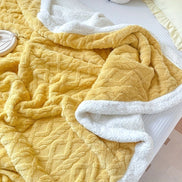 Wendbare Fleecedecke mit Muster in verschiedenen Farben und Größen – Velanora