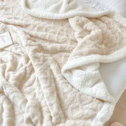 Wendbare Fleecedecke mit Muster in verschiedenen Farben und Größen – Velanora