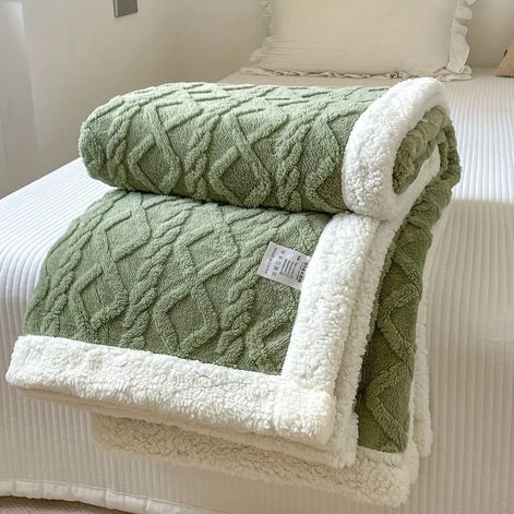 Wendbare Fleecedecke mit Muster in verschiedenen Farben und Größen – Velanora