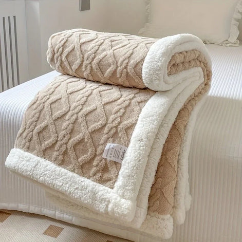 Wendbare Fleecedecke mit Muster in verschiedenen Farben und Größen – Velanora