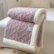 Wendbare Fleecedecke mit Muster in verschiedenen Farben und Größen – Velanora