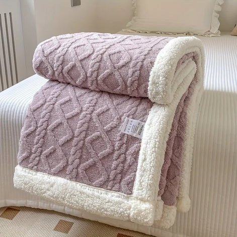 Wendbare Fleecedecke mit Muster in verschiedenen Farben und Größen – Velanora
