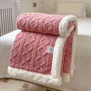 Wendbare Fleecedecke mit Muster in verschiedenen Farben und Größen – Velanora