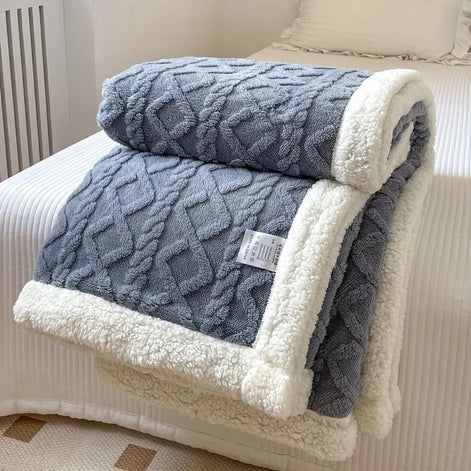 Wendbare Fleecedecke mit Muster in verschiedenen Farben und Größen – Velanora