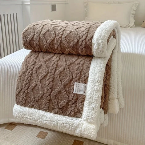 Wendbare Fleecedecke mit Muster in verschiedenen Farben und Größen – Velanora