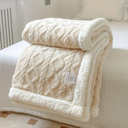Wendbare Fleecedecke mit Muster in verschiedenen Farben und Größen – Velanora
