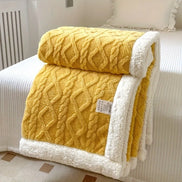 Wendbare Fleecedecke mit Muster in verschiedenen Farben und Größen – Velanora